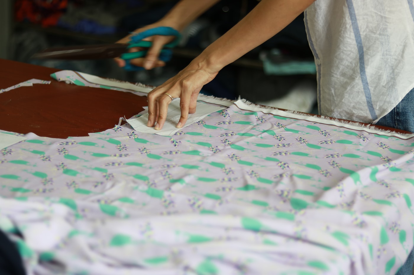 Coupe de tissu sur table à patrons