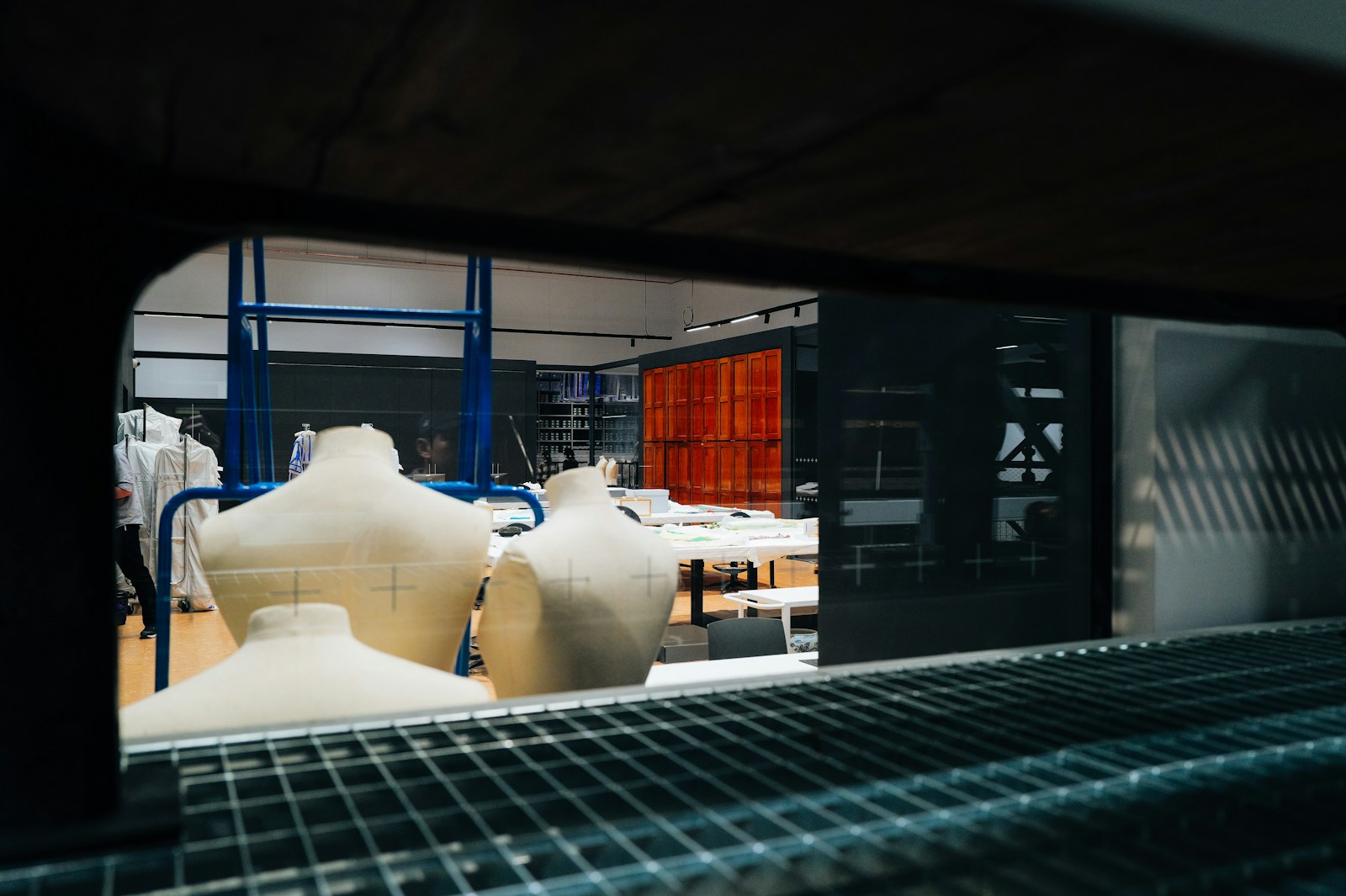 Atelier de confection avec mannequins et postes de travail