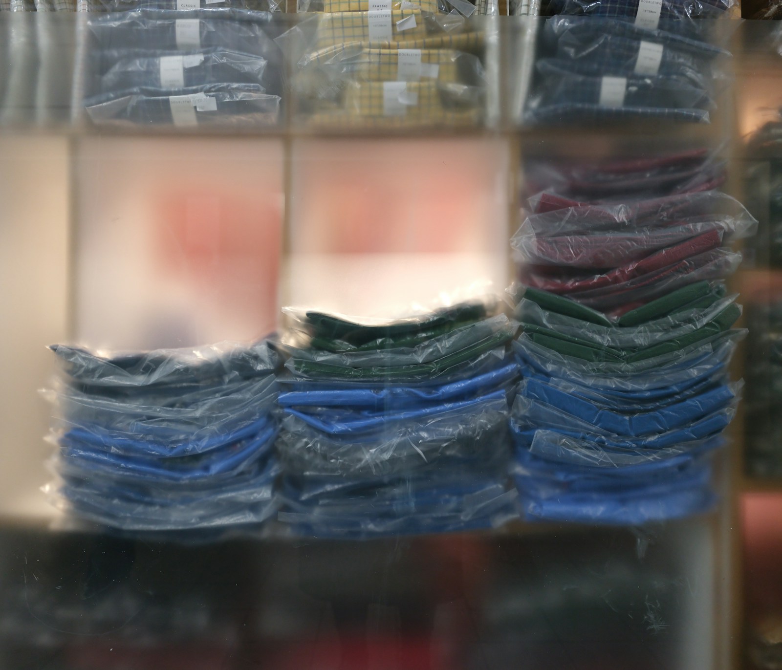 Vêtements finis pliés et polybagés, prêts à l'expédition