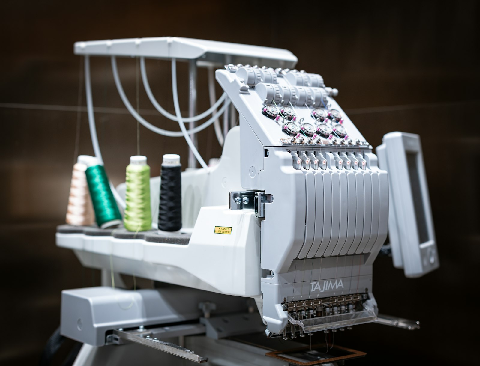 Gros plan sur le fil d'une machine industrielle à coudre