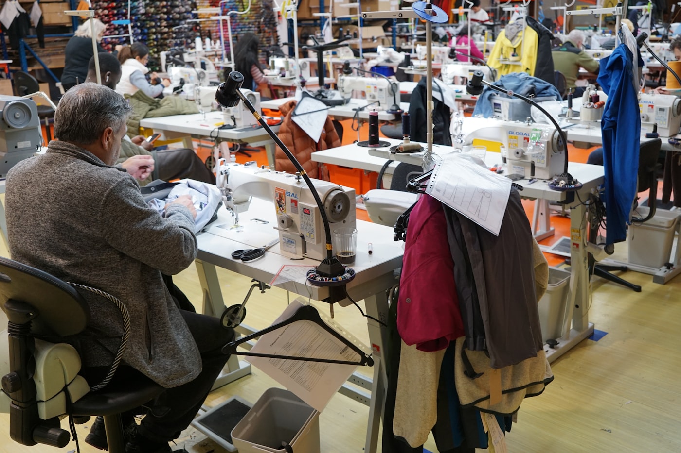 Opérateur sur machine industrielle, ligne de piquage